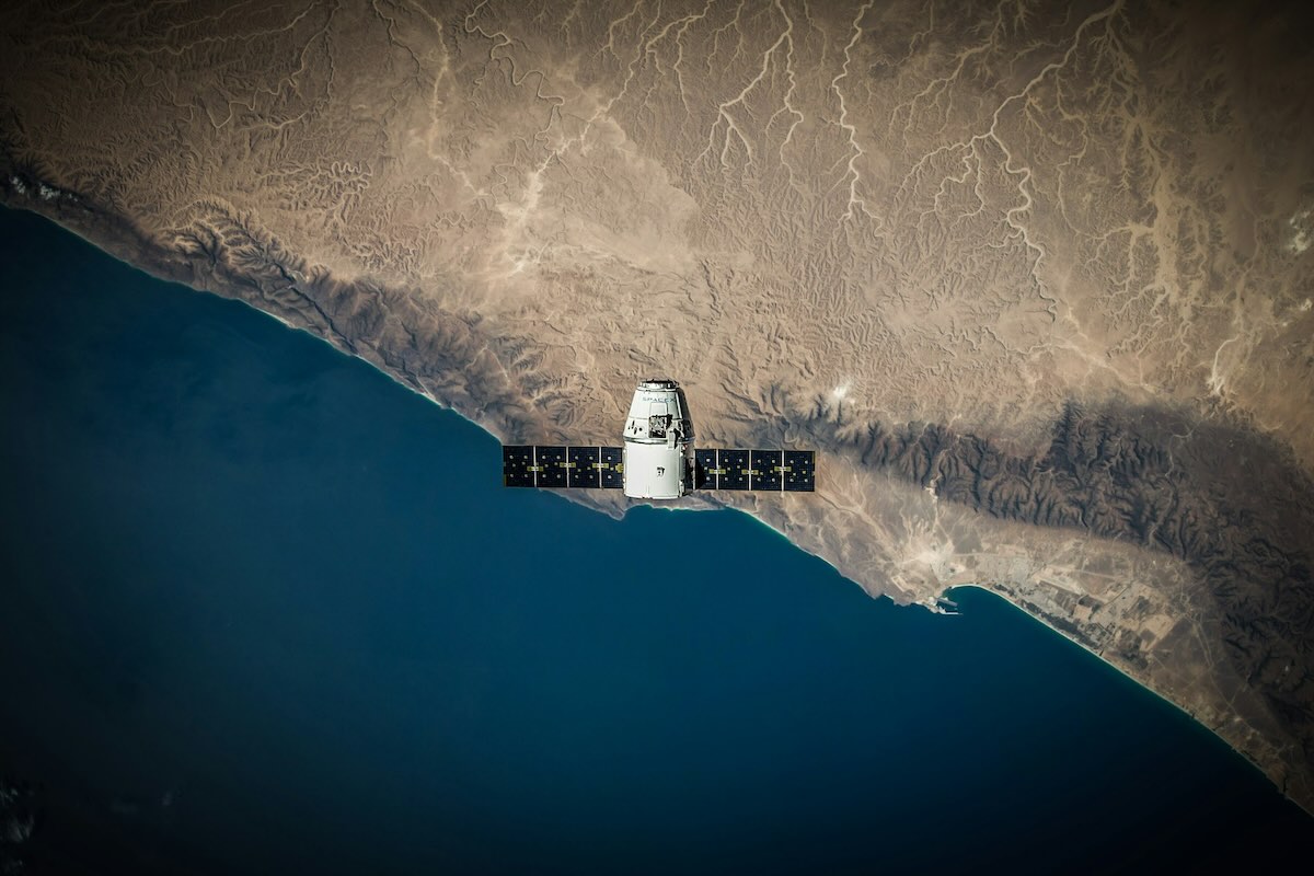 Um satélite Starlink explode em órbita e se dirige para a Terra