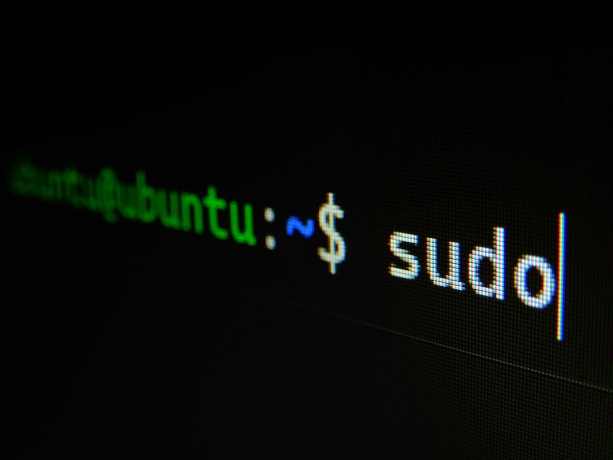 Debian autoriza contribuições assistidas por IA no código Linux